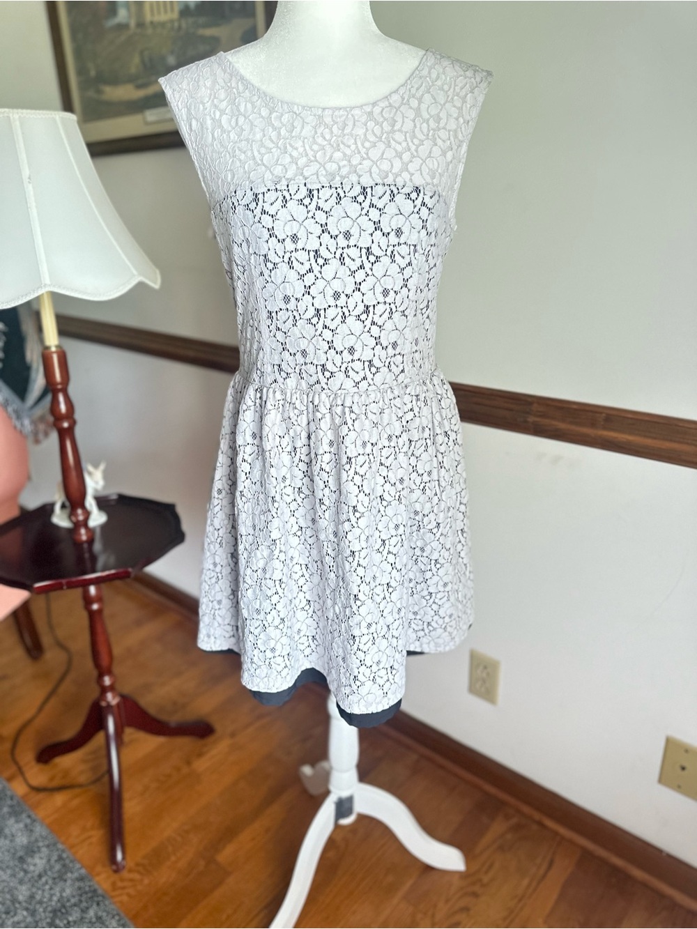 Aqua Womenโs Sleeveless Skater Dress White Lace Black Lining Above Knee Large